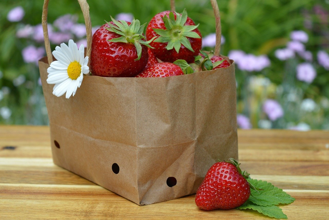 paper packaging with special coating for strawberries and fresh foods
